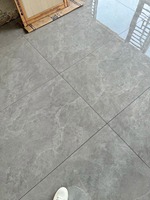 Carreaux de sol en porcelaine polie effet marbre gris foncé 60x60 cm pour salon, étanches, fabriqués à Foshan