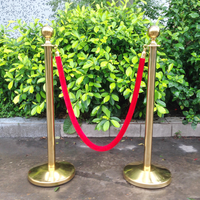 Poteau de poteaux de barrière d'or VIP de haute qualité avec corde rouge