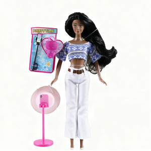 دمية فتاة أفريقية ترتدي قميصًا أزرقًا قصير الأكمام مع بنطلونًا أبيض واسع الساق وقبعة دائرية وردية للبيع - Product Image 4