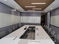 Cloison magnétique coulissante suspendue pliable moderne |   Surface Peinte et Inscriptible |   Haute absorption acoustique pour salles de conférence et gymnases