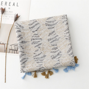 Bufanda de borla Bohemia suave para mujer de alta calidad chal pequeño círculo liso fresco con patrón de <span class=keywords><strong>flores</strong></span> suave para verano otoño - Product Image 3