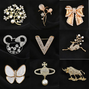 Broche de Joia de Moda Coreana de Liga de Alta Qualidade com Pérolas e Diamantes Incrustados - Acessórios por Atacado - Product Image 3