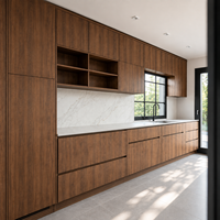 Ensemble d'armoires de cuisine modulaires en placage de noyer de luxe moderne sur mesure avec portes plates sans poignées et rangement pleine hauteur