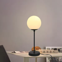 Lampe de table moderne à base de métal avec abat-jour en verre laiteux idéal pour la décoration de la chambre à coucher et du salon, éclairage d'ambiance doux