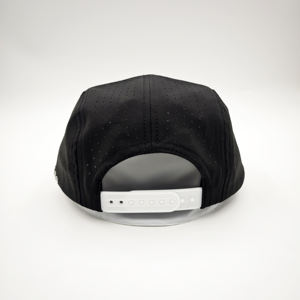 Casquette de sport d'extérieur imperméable en coton 100% à 5 panneaux en maille avec cordon de serrage, fermeture snapback et design triangulaire perforé au laser - Product Image 5