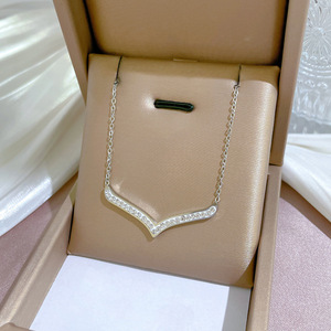 En stock <span class=keywords><strong>Collier</strong></span> en acier inoxydable plaqué or 18 carats avec lettre Luxe Femme Fiançailles Mariage Zircon <span class=keywords><strong>Collier</strong></span> en <span class=keywords><strong>V</strong></span> pour femme - Product Image 4