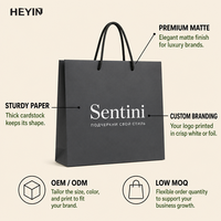 Sac fourre-tout en papier noir mat avec impression de logo blanc personnalisé, sac de shopping horizontal pour boutique de vêtements, cosmétiques de luxe, vente au détail