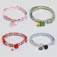 Collier réglable à motif à carreaux de dessin animé, avec pendentif bonbon avocat et clochette, pour chats apaisants