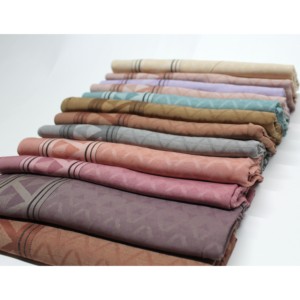 Pañuelo Cuadrado Jacquard Liso Wafa con Diseño Enmarcado, Mezcla de Poliéster y Viscosa, 110x110 cm, Acabado Mate, Pañuelo para la Cabeza de Mujer - Product Image 3