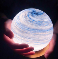 TSD Kunsthandwerk Heimdekoration Mini USB Glaskugel Schreibtischlampe Astronomische Fantasie Regenbogen Planeten Sternenlicht