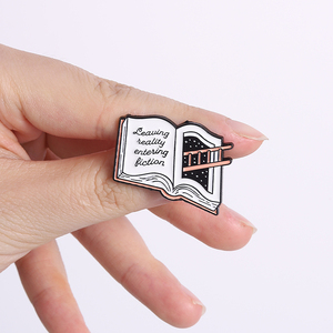 Creatieve boeken emaille pinset: De realiteit verlaten, de fictie binnenkomen. Metalen badge, elegante lees-pin, accessoire, cadeau. - Product Image 2
