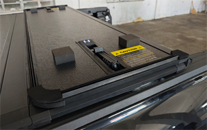 Couvre-tonneau rigide à trois volets en aluminium pour Ford F150 Super Crew 5.6 'Short Bed F150 Raptor Super Cab <span class=keywords><strong>4</strong></span>-Door 5.6' Short <span class=keywords><strong>Silverado</strong></span> 1500 - Product Image 4