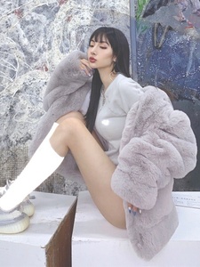 Manteau gris populaire INS 2020 pour femmes, nouveau sweat à capuche épais style bonhomme de neige, <span class=keywords><strong>imitation</strong></span> <span class=keywords><strong>fourrure</strong></span> de lapin Rex, ample, tissé à carreaux, court pour l'hiver - Product Image 3
