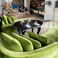 Meubles de café modernes, chaises en velours avec sculptures en bois et tables circulaires en marbre brun pour café