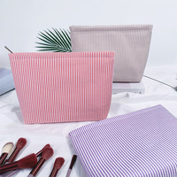 Pochette cosmétique portable en seersucker pour demoiselle d'honneur, brodée, rayée, grande capacité, sac de rangement de voyage