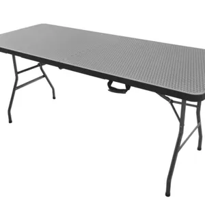 Tavolo da esterno promozionale di alta qualità da 6 piedi pieghevole a metà tavolo in plastica Rattan da campeggio