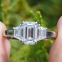 Cincin Tunangan Berlian Buatan Laboratorium CVD/HPHT Bersertifikat IGI dengan Potongan Emerald 0.5-3CT, Tiga Batu dengan Sisi Baguette, Emas Putih Solid 14K/18K