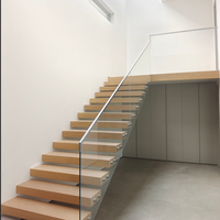 Escalier en bois design avec support en acier noir et verre transparent, style intérieur lumineux
