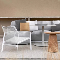 Ensemble de salon minimaliste créatif en rotin pour l'extérieur avec petite table basse, mobilier de patio tressé design pour balcon