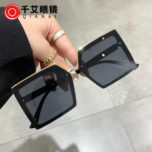 Gafas de Sol Hexagonales para Mujer Qianai, Lentes de PC con Protección UV400, Montura Gris Translúcida, Estilo Irregular Marrón, Gafas de Sol Modernas 2023 - Product Image 2