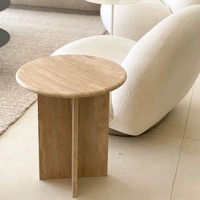 Table basse moderne en travertin naturel poli, grande dalle, haut de gamme pour usage hôtelier