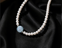 Collier de perles espacées en coquillage bleu clair irisé délicat, inaltérable, argenté, pour les excursions printanières en bord de mer