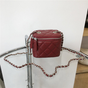Bolso de Invierno Pequeño Cuadrado con Patrón de Diamantes, Estilo Mini 2022, con Cadena Acolchada y Diseño de Caja de Lápiz Labial - Product Image 2