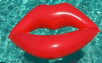 Lit de piscine gonflable en PVC durable pour femmes avec conception à lèvres et anneau flottant écologique pour la relaxation aquatique