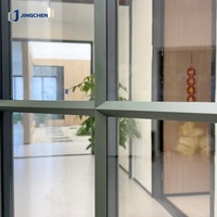 Ventana Abatible Moderna de Aluminio y Madera Compuesta, Marco Negro con Rejilla, Doble Acristalamiento, Aislamiento Térmico, Manija de Bronce Antiguo, Apertura Exterior