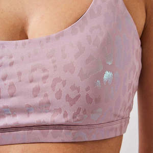 Sujetador deportivo con estampado de leopardo brillante con logotipo personalizado Sujetador deportivo con espalda abierta para entrenamiento físico para mujer - Product Image 4