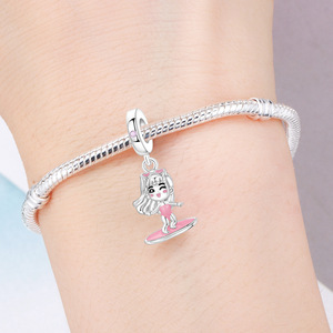 Disponible en laiton blanc, avec une petite fille faisant du surf ; un bracelet/accessoire DIY unique et haut de gamme pour femmes. - Product Image 6