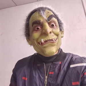 หน้ากากยางลาเท็กซ์สีเขียวแบบเต็มหน้า พร้อมเขี้ยว คิ้วเฉียง หูแหลม และดวงตาดุร้าย สำหรับชุดคอสเพลย์วันฮาโลวีน - Product Image 5