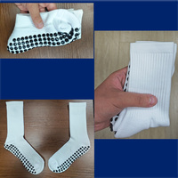 Chaussettes de football antidérapantes personnalisées en polyester et coton respirant, durables et rembourrées, avec grip pour le football