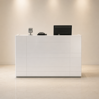 Mostrador de Recepción para Joyería, Diseño Modular con Panel Blanco Brillante, Placa Inferior Plateada Cepillada, Mostrador de Servicio Moderno para Comercio Minorista