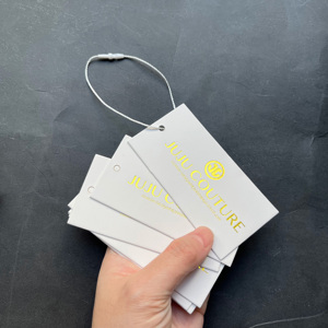 Étiquettes suspendues de luxe imprimées en feuille d'or - Étiquettes en papier blanc personnalisées avec logo pour vêtements et sacs de voyage - Product Image 6