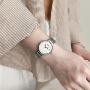 นาฬิกาผู้หญิงสีทองขนาดเล็กย้อนยุคมีสไตล์ - Product Image 3