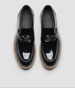 Elegantes zapatos de cuero pulido a mano para hombre - zapatos formales clásicos de color marrón con detalles de cadena de metal negro, zapatos de vestir casuales y Oxfords - Product Image 4