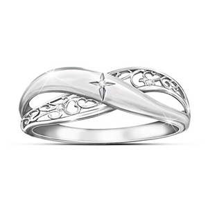 Anello da Donna Minimalista Liscio a X Traforato, Gioiello da Mano per Uso Quotidiano - Product Image 1