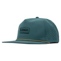 Casquette de golf et de baseball imperméable à 5 panneaux avec patch en cuir et caoutchouc découpé au laser et perforé, avec cordon