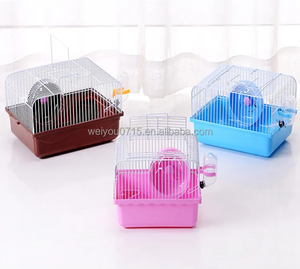 Un simple fil d'or ours <span class=keywords><strong>cage</strong></span> dans la petite campagne, portant une <span class=keywords><strong>cage</strong></span> pour l'élevage de <span class=keywords><strong>hamsters</strong></span> - Product Image 1