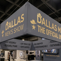 Stand d'exposition modulaire rétroéclairé 10x20 en ligne avec affichage LED SEG et espace de rangement pour la showroom masculine de Dallas