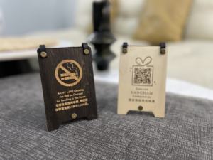 Menú de Madera Clásico de Color Natural Negro con Código QR Personalizado, Logotipo Dorado Grabado, para Restaurante o <span class=keywords><strong>Cafetería</strong></span>, con Tornillo - Product Image 1