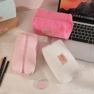Logo personnalisé mode hiver pochettes de maquillage en peluche fermeture éclair mignon voyage femmes sacs à cosmétiques étuis - Product Image 6