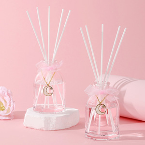 Pembe Cam Çubuklu Oda Kokusu Seti Ay Şeklinde Kurdeleli Kokulu Yağ Düğün Hediyesi Ev Dekorasyonu için Aromaterapi Oda Parfümü - Product Image 3