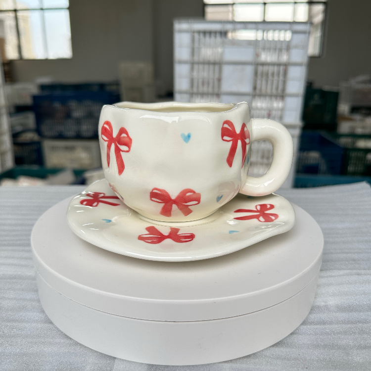 Tasse rouge à gros nœud papillon, 300 ml, plat de 16 cm.