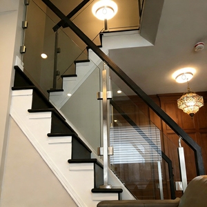 Escalera Flotante Interior de Lujo con Barandilla de Vidrio y Tira de Luces LED para Villa o Dúplex - Product Image 3