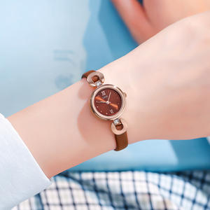 Reloj de mujer correa de cuero simple Petite elegante y casual reloj de pulsera de cuarzo - Product Image 3