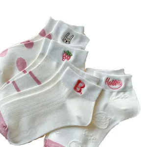 Calcetines Xiangyi al por mayor señoras Rosa lindo dibujos animados bordado algodón calcetín logotipo personalizado estilo universitario transpirable calcetines tobilleros para mujer