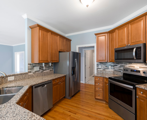 Gabinetes de Cocina de Lujo de Madera Maciza de Fresno y MDF en Color Marrón Claro para Apartamentos - Product Image 4