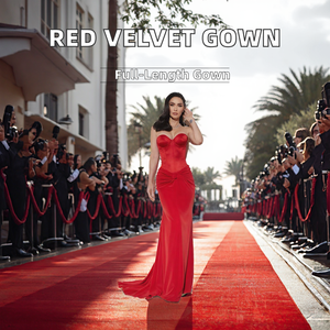 Atractivo Vestido Sexy Rojo de Dos Piezas para Fiesta de Noche o Graduación con Escote Corazón y Corpiño con Cuentas de Terciopelo Estilo Sirena - Product Image 2